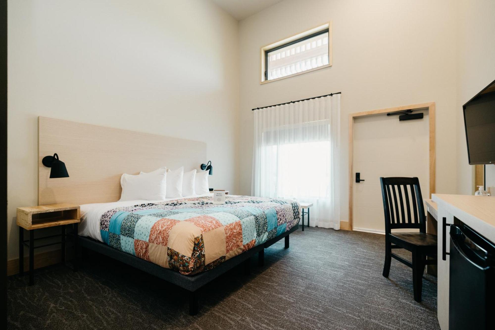 Hotel Metis Crossing Smoky Lake Exteriér fotografie